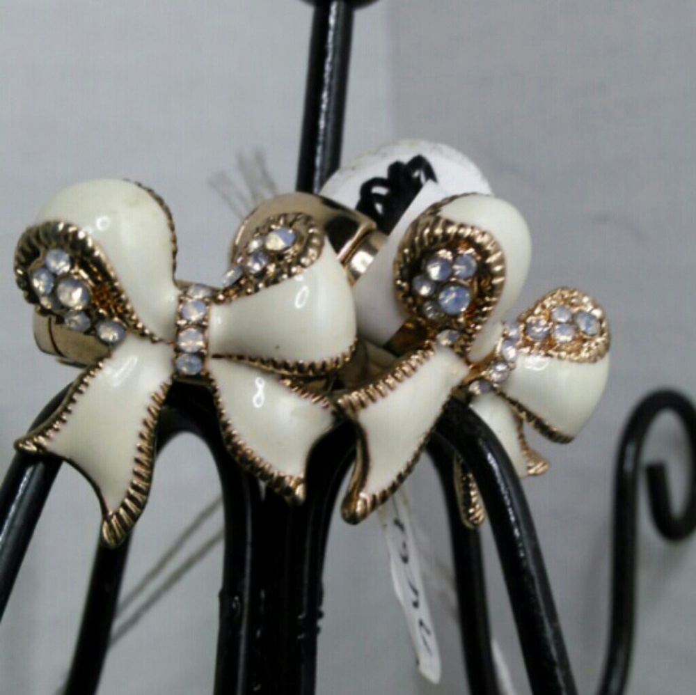 GOLD AND CREAM BOW RING - Picture 2 of 3