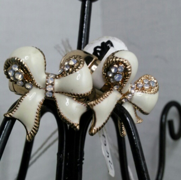 GOLD AND CREAM BOW RING - Picture 2 of 3