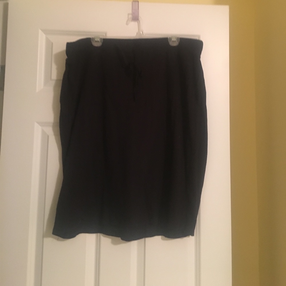 18/20 black skirt