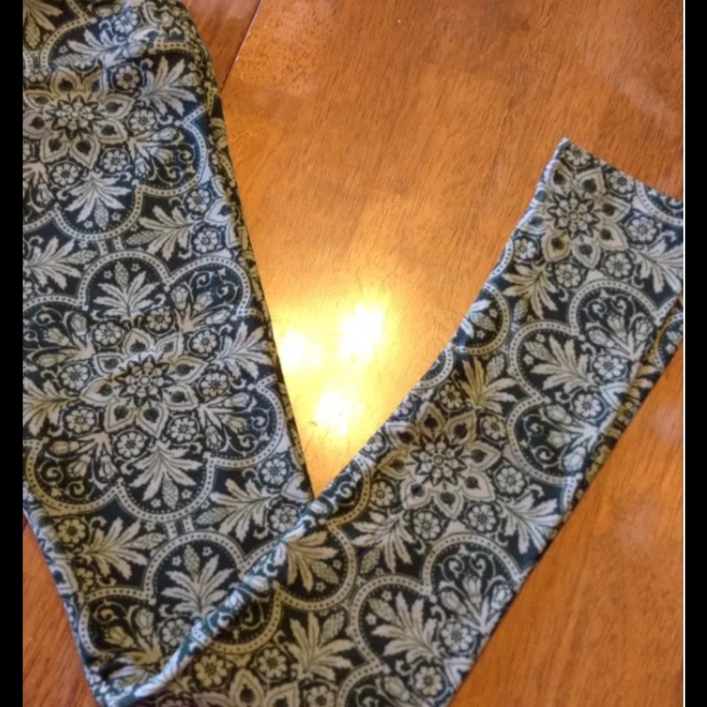 LuLaRoe kids l/xl snowflake medallion