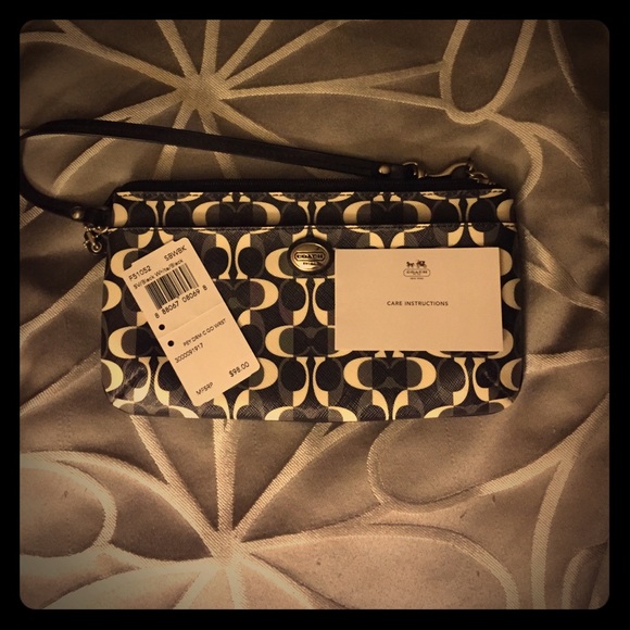 NEW with tag Coach Wristlet - Picture 1 of 2