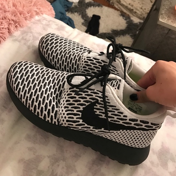 Nike Shoes - Nike roshe sneakers