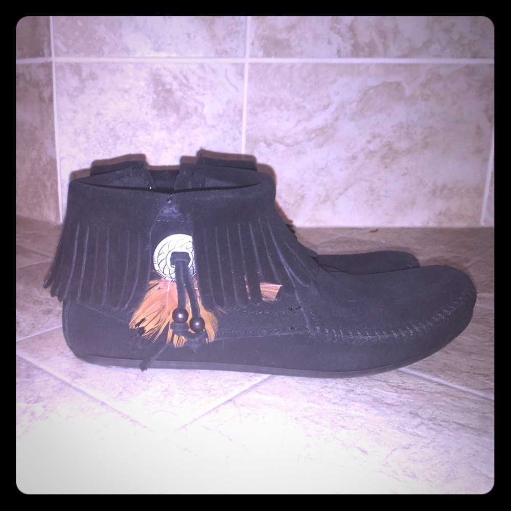 Minnetonka black moccasins with feather
