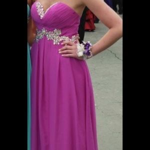 Beautiful & flattering full length prom dress