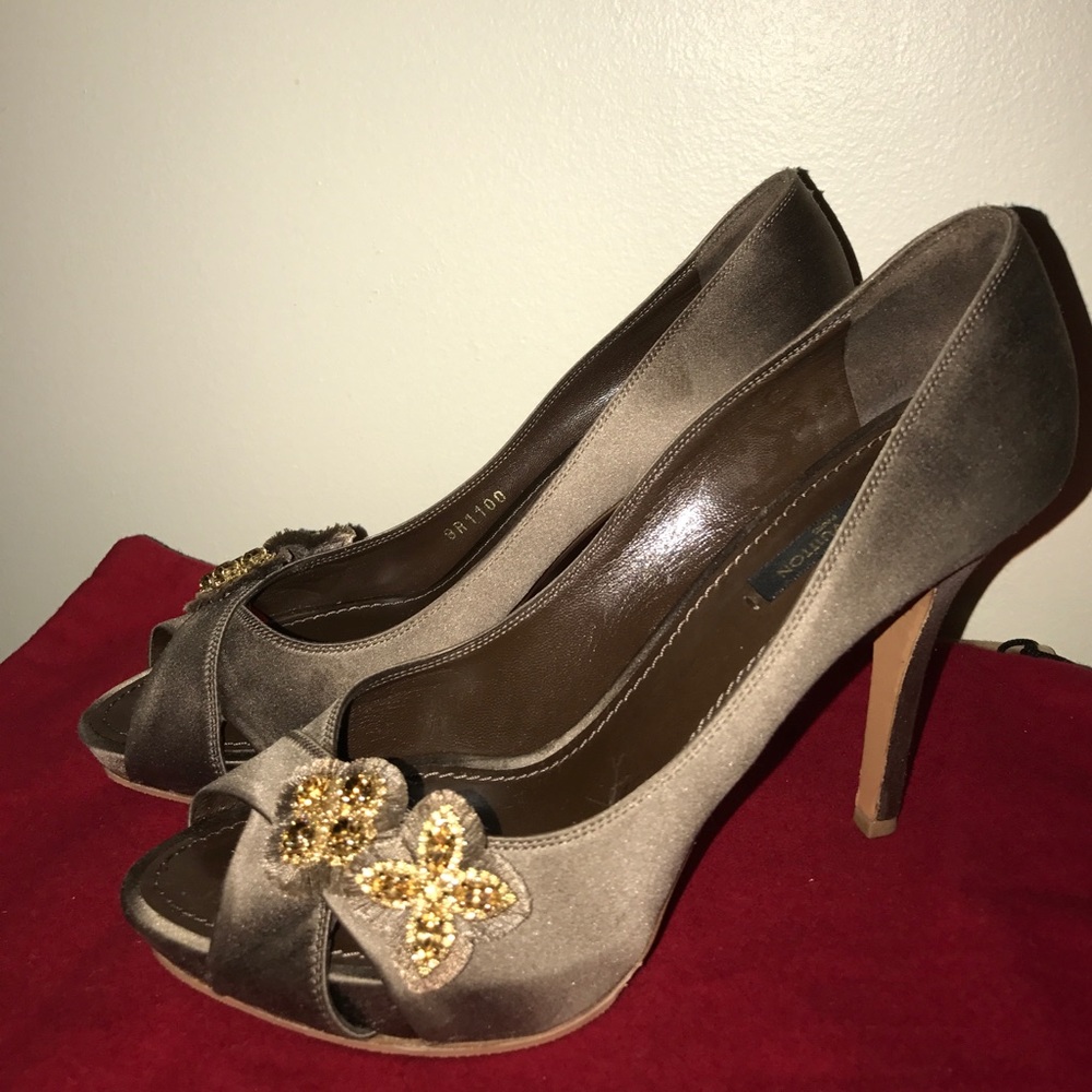 Louis Vuitton Satin Athen pump