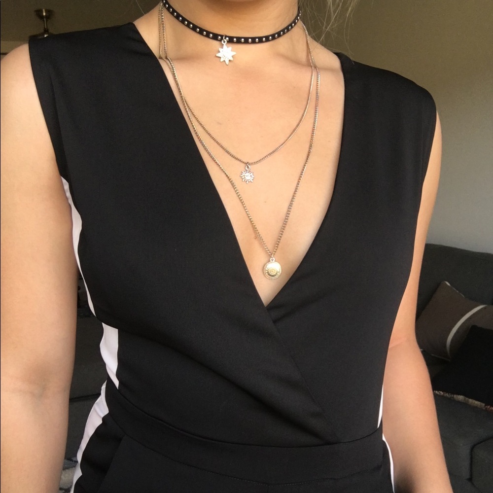 Black and white low cut jumper with pockets