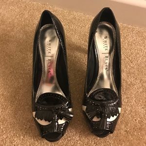 Whit who use black market pumps with tassels