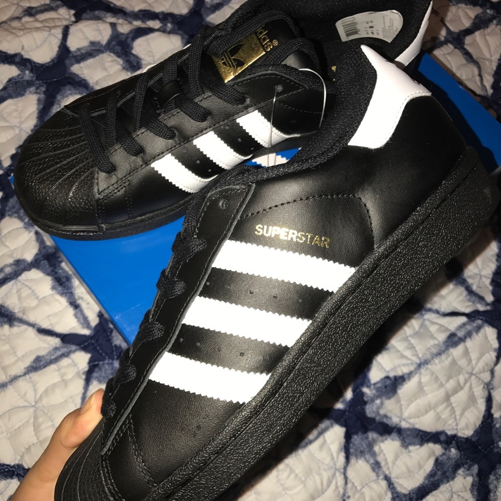 Black and white adidas superstars | cshop