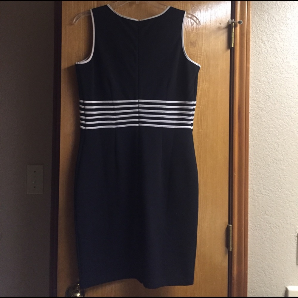 Black sleeveless dress