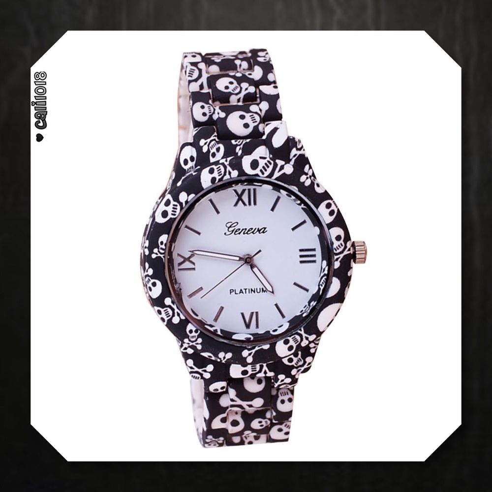 2 LEFT🆕 Black & White Skull Watch