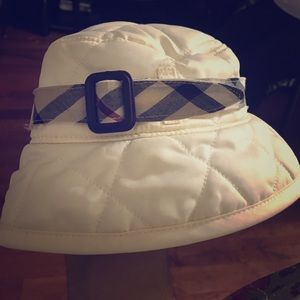 Burberry babies sun hat.