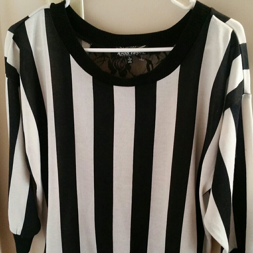 Almost Famous Black & White top w/Lace back sz L