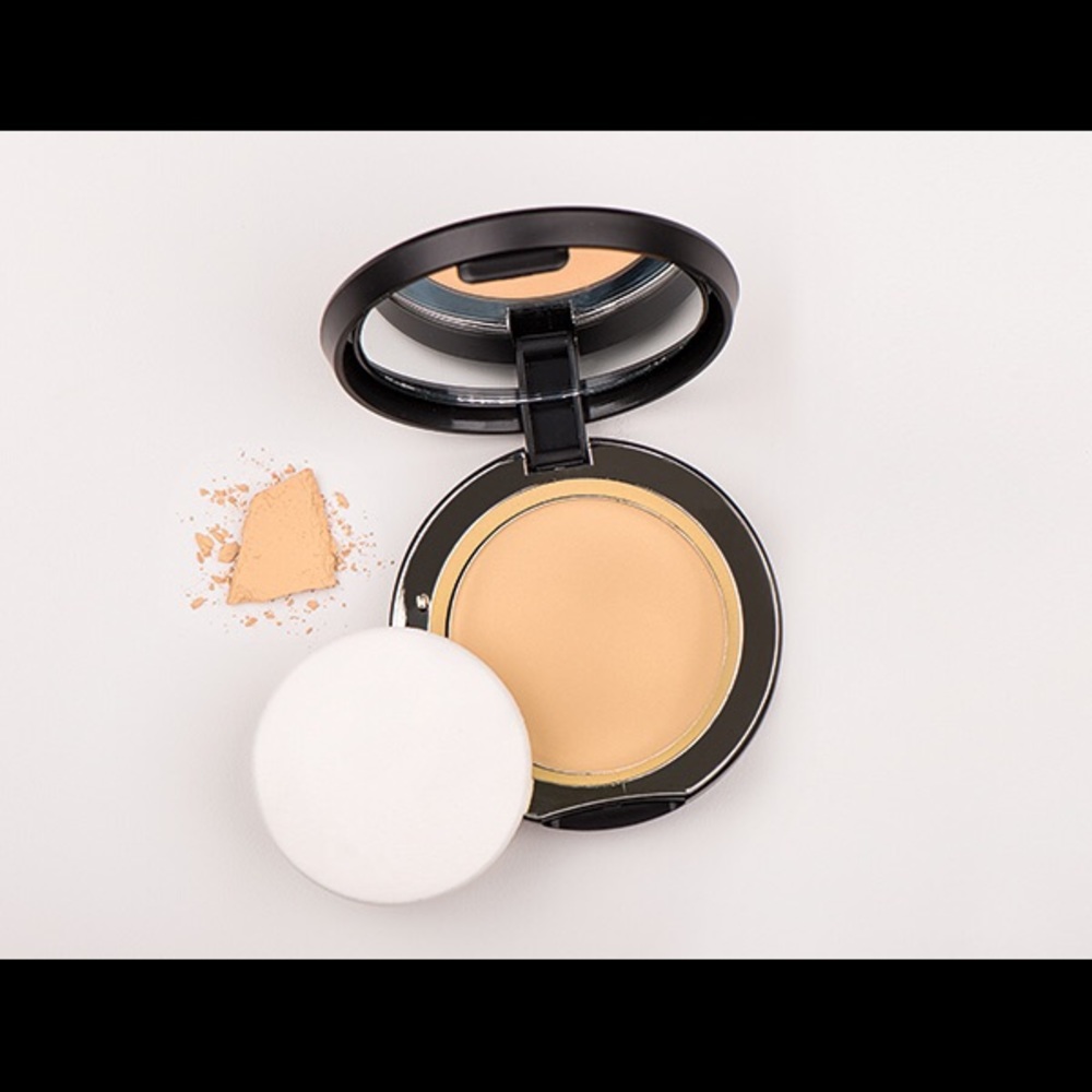 Younique Pressed Powder Foundation