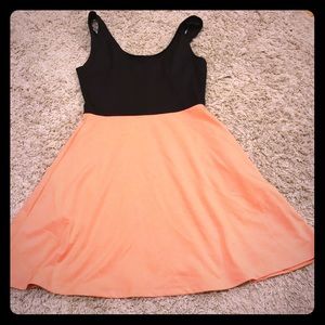 Dress w/ pockets. VERY flattering/waist-slimming!