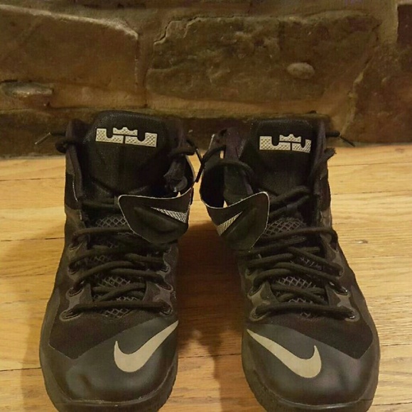 Nike LeBron James  men's size 12 - Picture 1 of 3
