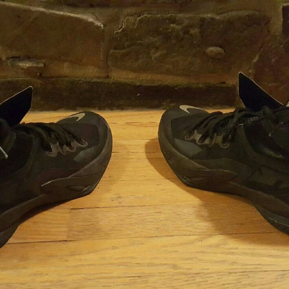 Nike LeBron James  men's size 12 - Picture 2 of 3