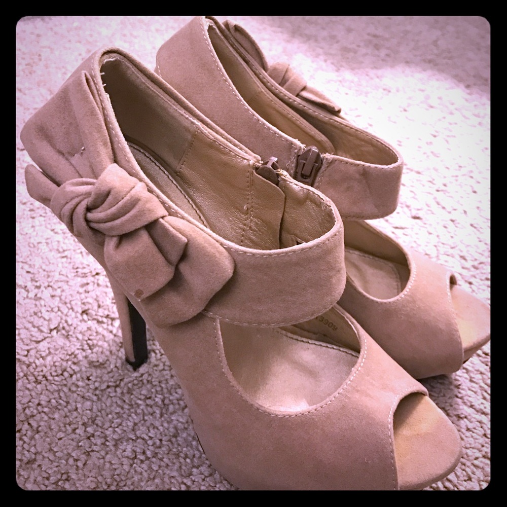 Nude heels with cute bow