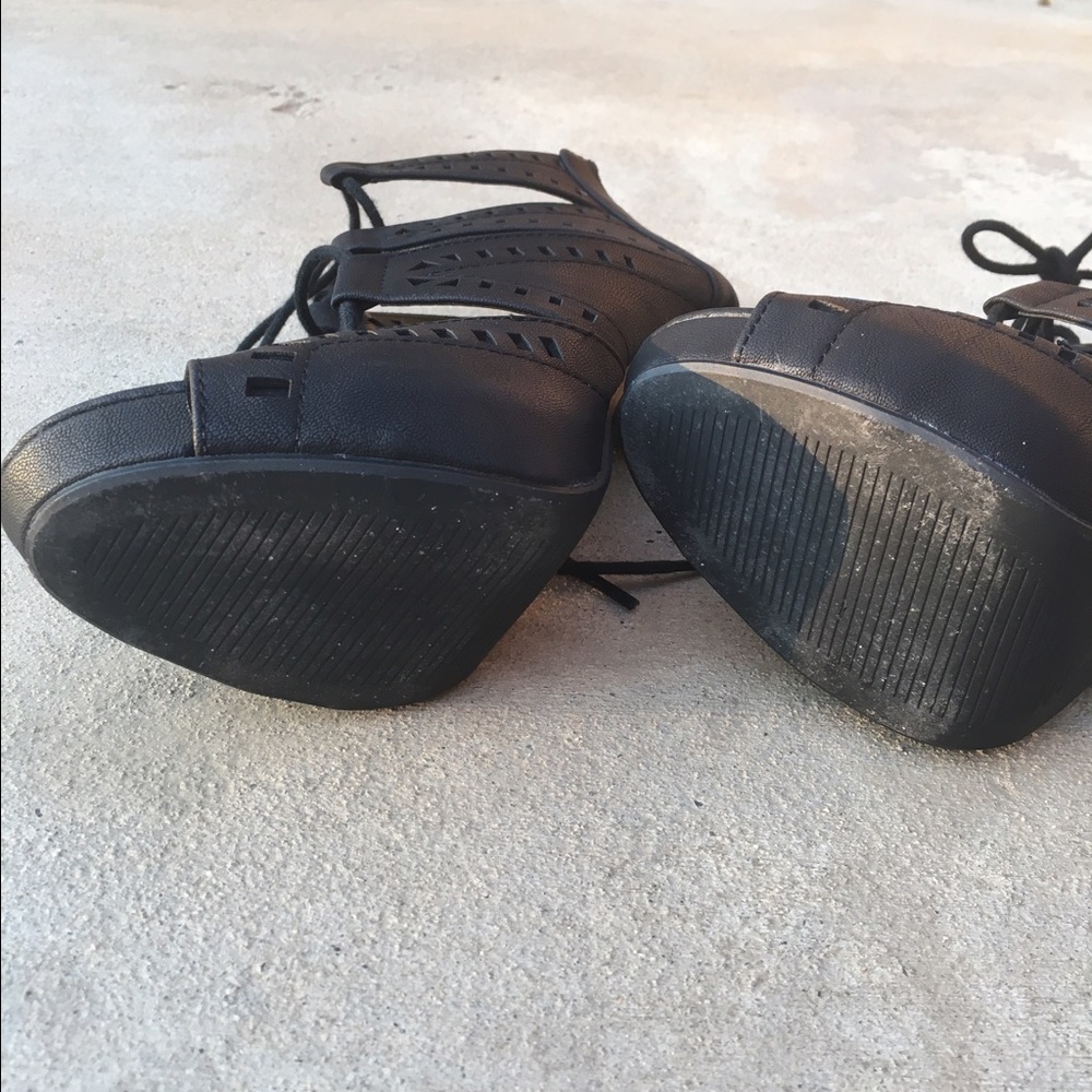 SHOES - Picture 2 of 5
