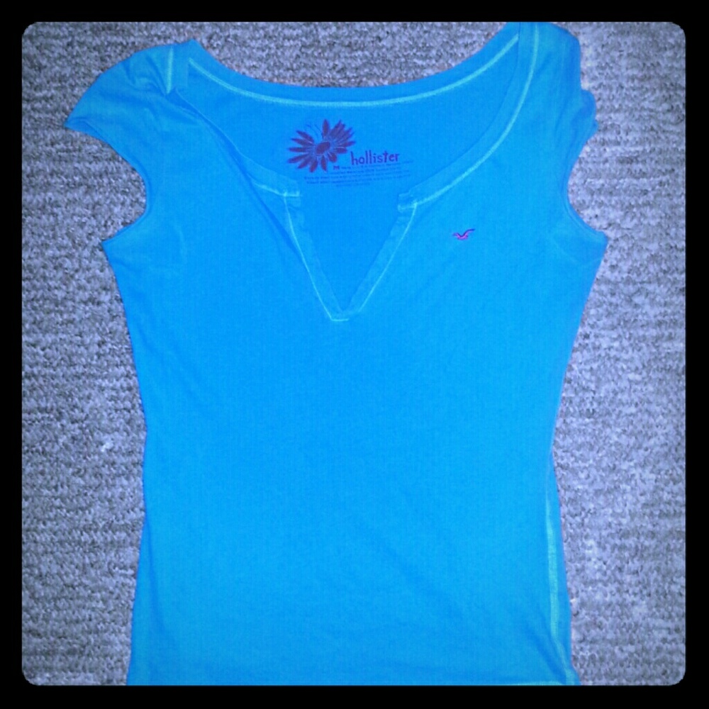 Turquoise Hollister tee