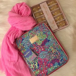 NWT Lilly Pulitzer portfolio + FREE string lights!