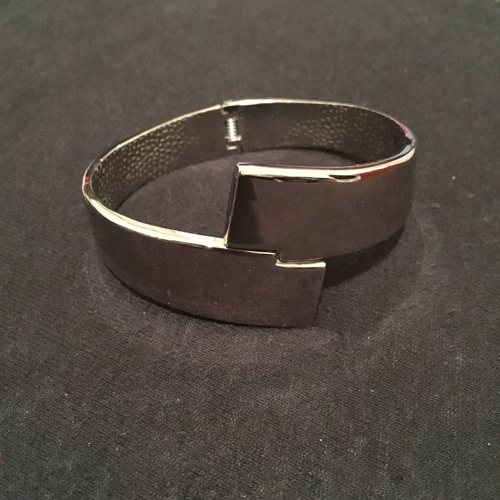 Silver bangle bracelet with hinge