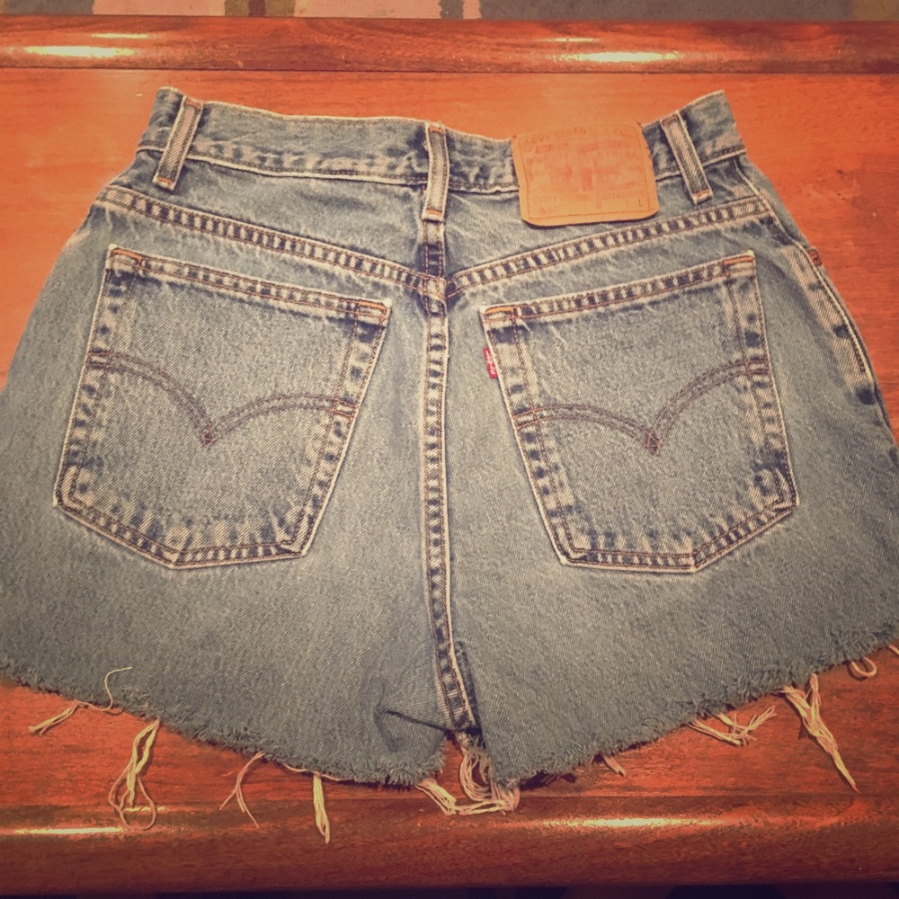 550 Levi high waisted cut off jean shorts.