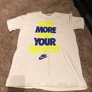 NICE NIKE BASKETBALL SHIRT SIZE LARGE