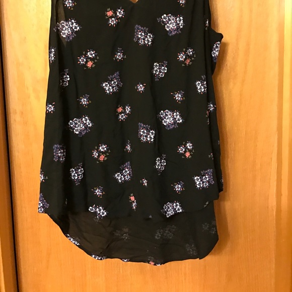 Floral Blouse with open back detail - Picture 2 of 4