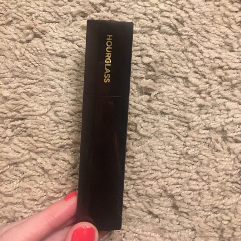 Hourglass vanish stick foundation