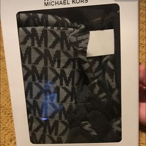 Micheal kors scarf, hat and gloves set