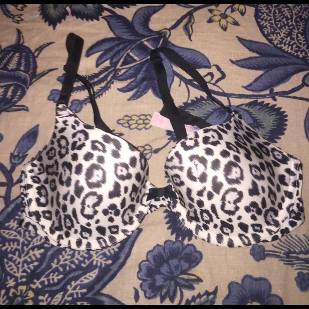 Barley worn Victoria secret bra!! 🐆💞