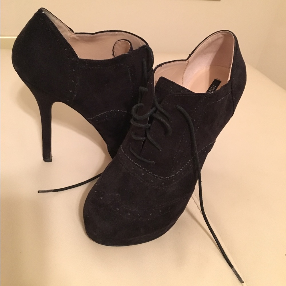 Wingtip booties