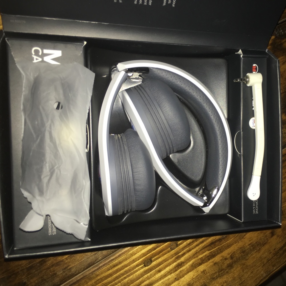 EA Sports Gaming Headset - Picture 2 of 4