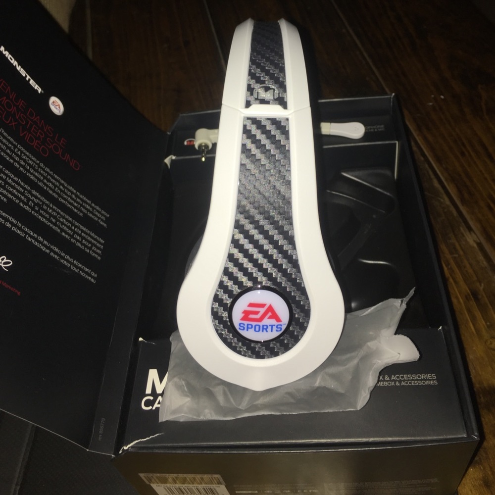 EA Sports Gaming Headset - Picture 3 of 4