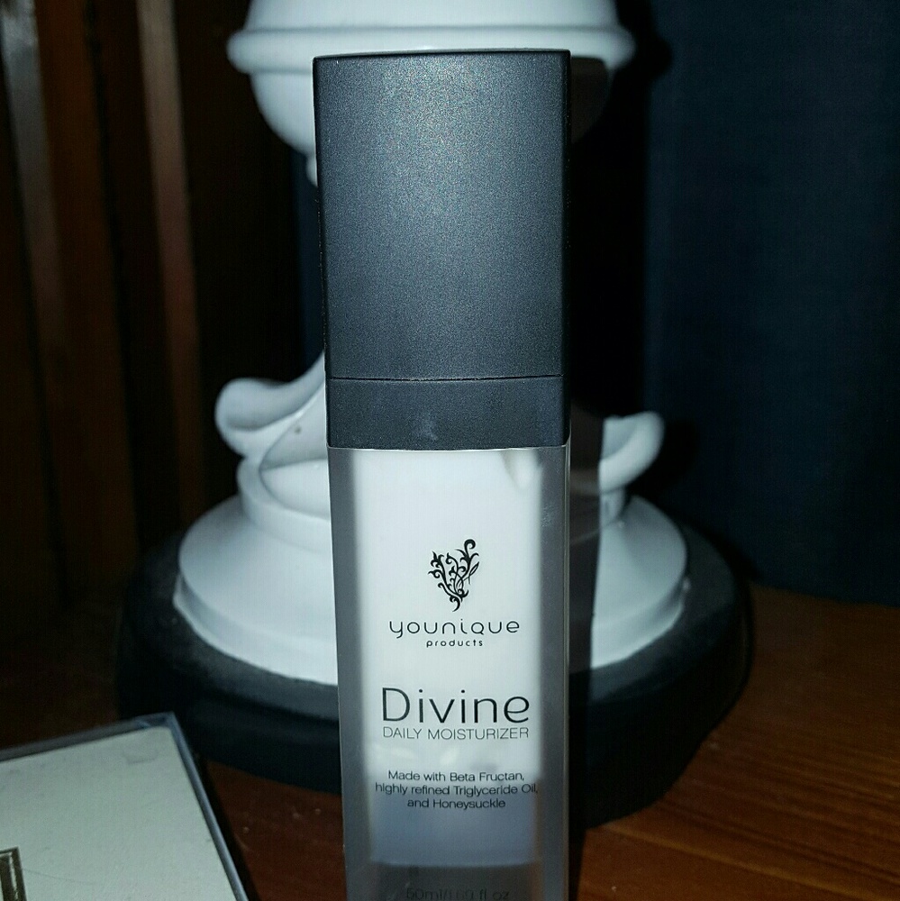 Younique Divine Daily Moisturizer