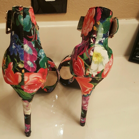 Pretty Floral Sandals - Picture 2 of 3