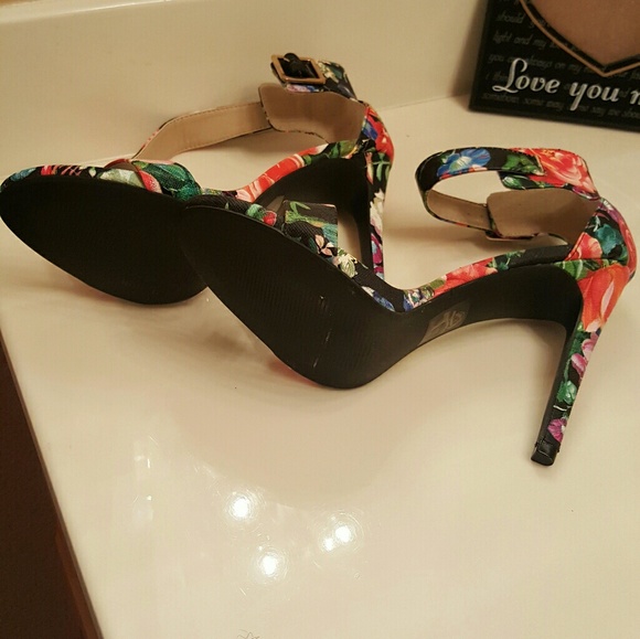 Pretty Floral Sandals - Picture 3 of 3