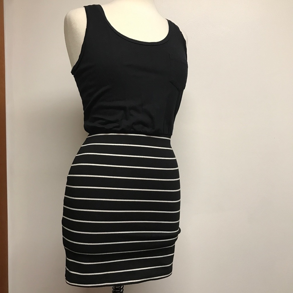 Forever 21 Sleeveless Knit Black and White Dress