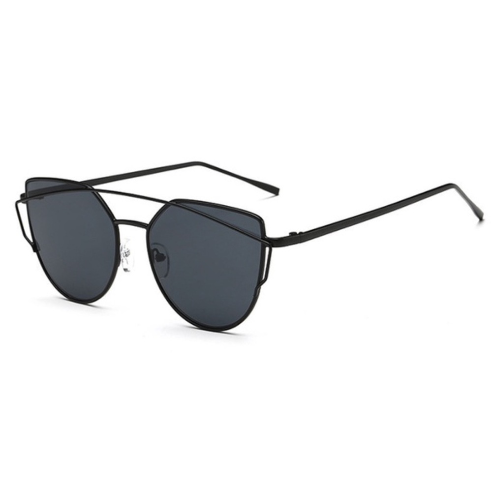 Gorgeous black on black sunglasses 😎