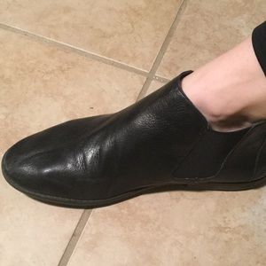Kenneth Cole Reaction black leather Chelsea boots