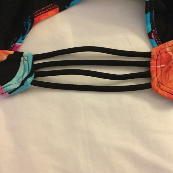 Hawaiian print bikini - Picture 3 of 3