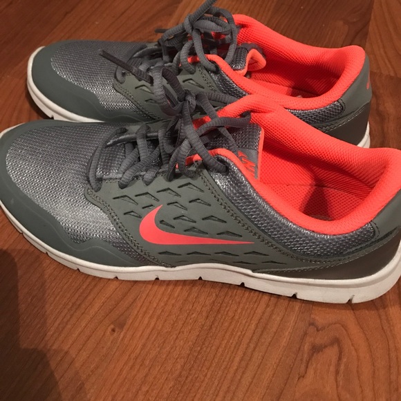 Nike Shoes - Nike women's tennis shoes size 8