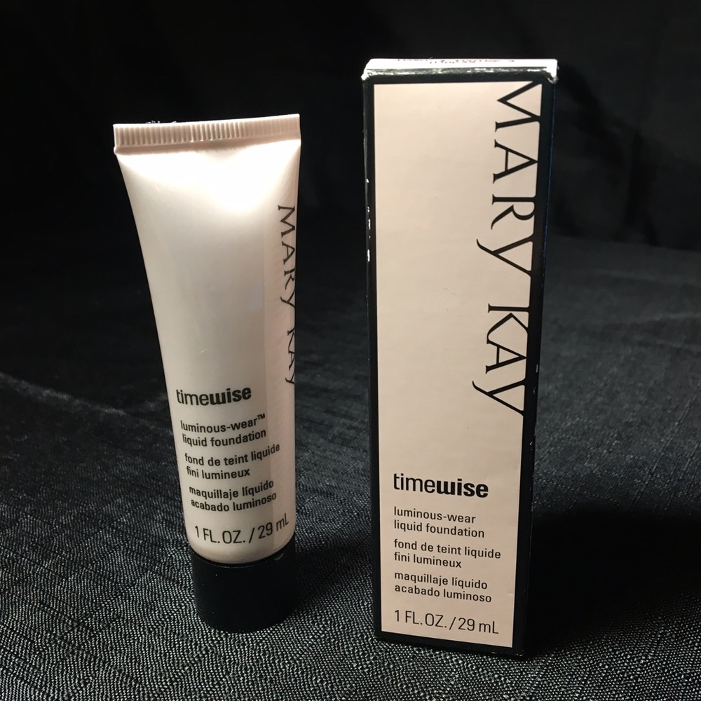 Ivory 4. Luminous liquid foundation.