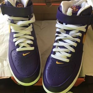 Nike air force 1s mid