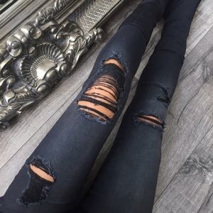 Black Distressed Skinnies size 7//27