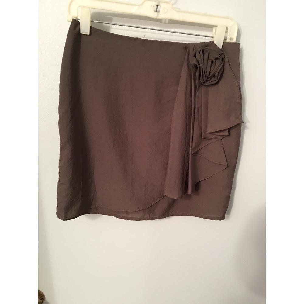 F21 mini skirt that looks fantastic on