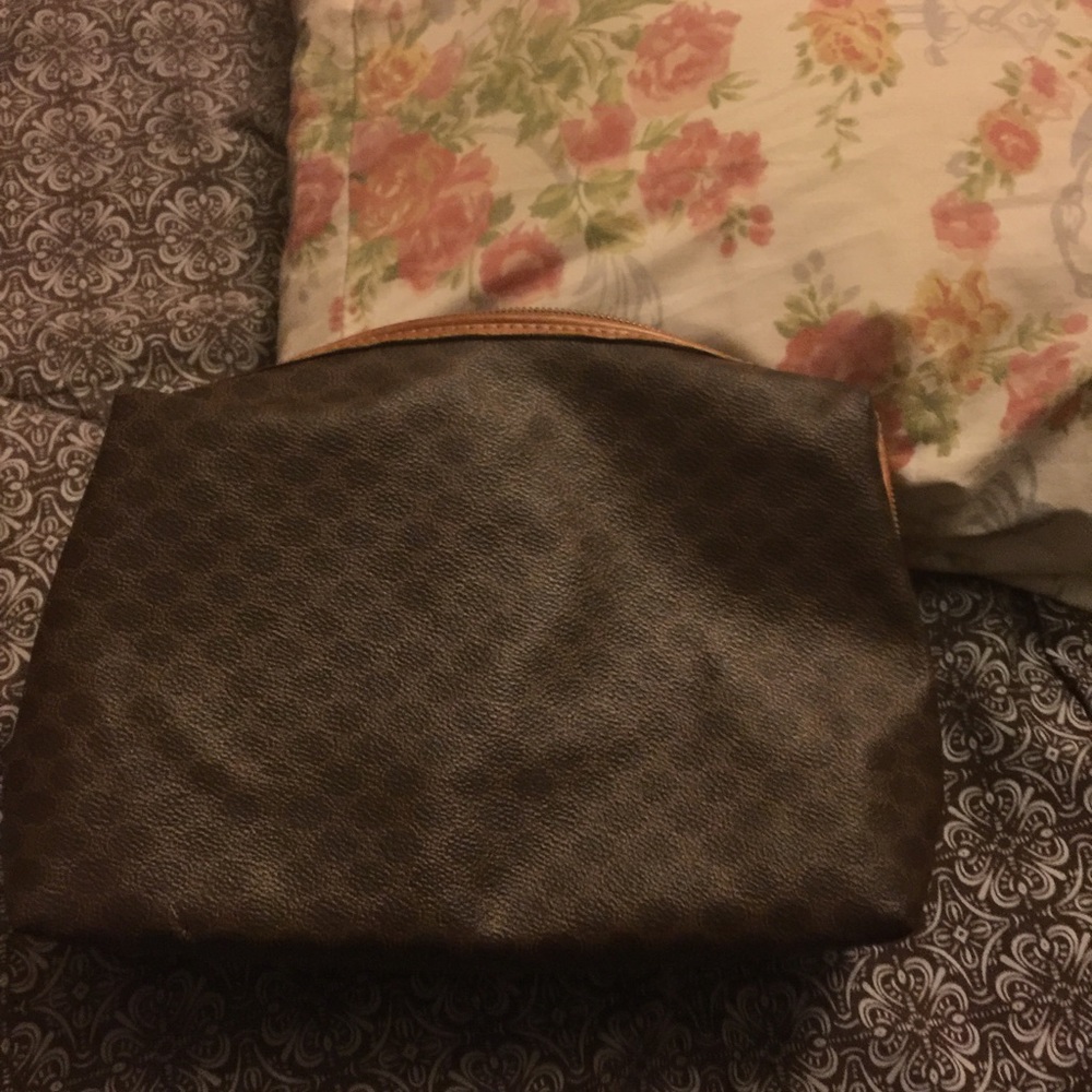 Salling my Celine clutch authentic