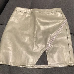 Super Cute LF ( SEEK THE LABEL) leather skirt 💥