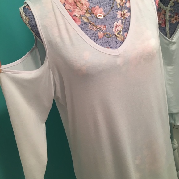 💋Trendy Cold-Shoulder Top!!! Large💋 - Picture 2 of 7