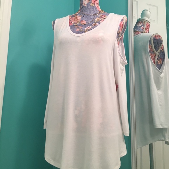 💋Trendy Cold-Shoulder Top!!! Large💋 - Picture 5 of 7